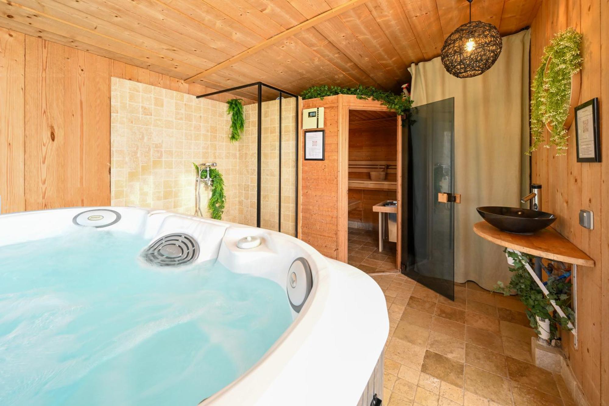 Ker Gana Sauna, Jacuzzi, Poele A Bois Plourin  Exterior foto